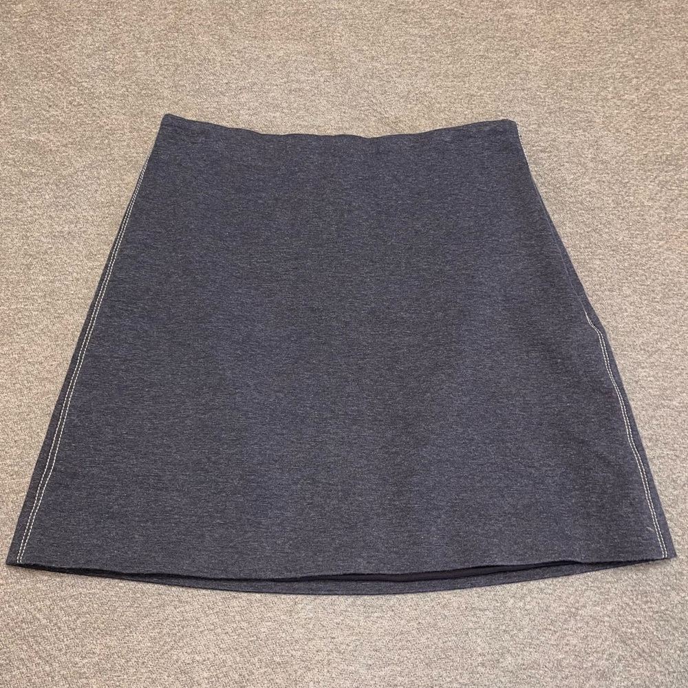 NWOT THEORY navy W/ white stitching skirt. Size 6. Measures 16.5” in length
